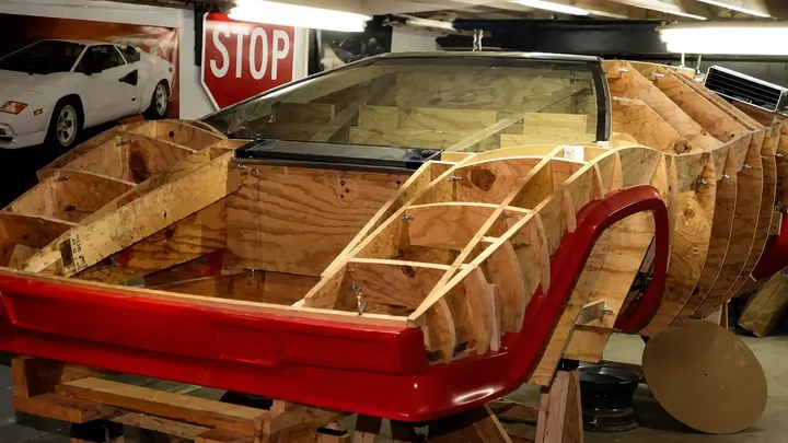 Un uomo ha trascorso 17 anni a costruire la Lamborghini dei suoi sogni nel seminterrato di casa sua. Quando finalmente l’ha portata fuori, nessuno riusciva a credere ai propri occhi