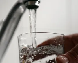 In diesen fünf Situationen solltest du kein Wasser mehr trinken!