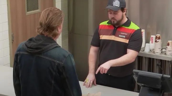 Jugendliche schikanieren Jungen bei Burger King und bemerken den Mann auf der Bank nicht
