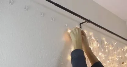 Heb je nog wat kerstlichtjes over en ben je een beetje handig? Dit ziet er echt gaaf uit!