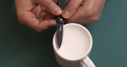 So schärfst du ein stumpfes Küchenmesser mit einer Tasse