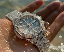 Frau findet Diamantuhr am Strand - Juwelier wird blass, als er die Uhr sieht