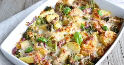 Rezept: würzig knuspriger Brokkoli-Auflauf mit Hühnchen.