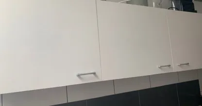 Vader gebruikt 7 Ikea keukenkastjes en maakt dit voor zijn dochters slaapkamer