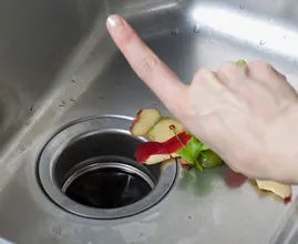 Schon gewusst? Diese 7 Essensreste solltest du nicht einfach so wegspülen.