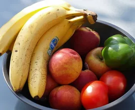Zu viele Bananen verstopfen und Obst fängt im Bauch an zu gären? DAS hier sind die größten Mythen und Fakten!