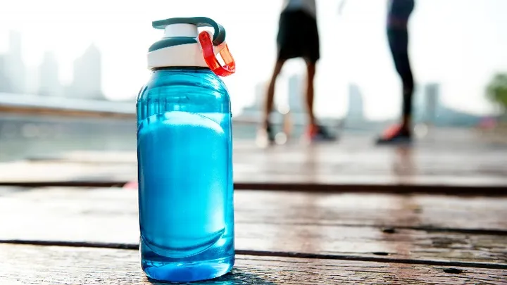 Zo maak je een stinkende waterfles in een handomdraai schoon