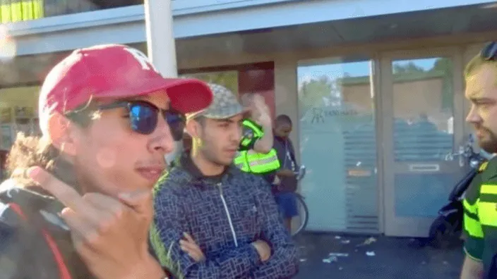 "Ik maak deze filmpjes om mijn schulden af te betalen.." Treitervlogger Ismail Ilgun in zijn pyjama gearresteerd!