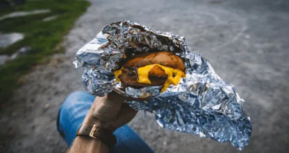 Oto dlaczego nie należy zawijać resztek jedzenia w folię aluminiową