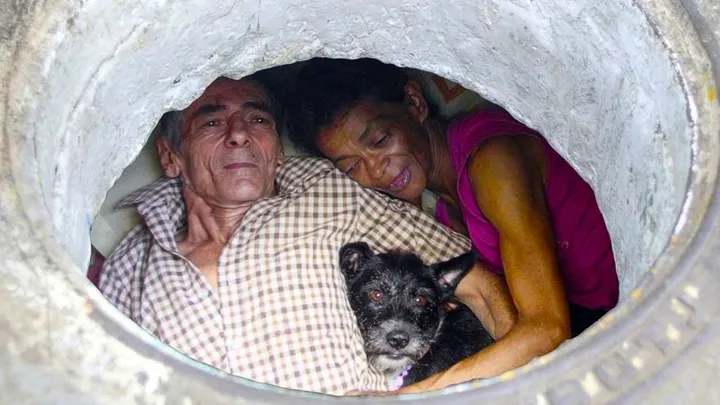 Pareja que ha vivido en una alcantarilla durante 22 años muestra cómo se ve por dentro