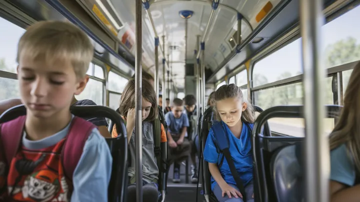 Een jongen ruikt iets vreemds in de schoolbus, kijkt één keer naar de chauffeur en belt 911