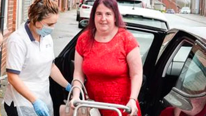 Vrouw wordt wakker na coronacoma van 7 weken en ontdekt iets spectaculairs