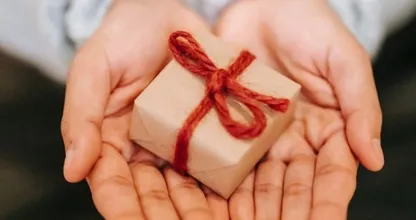 Después de 47 años, este hombre finalmente decidió abrir un regalo de Navidad.