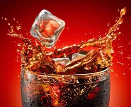 Lei versa mezzo litro di Cola nel gabinetto, quello che succede dopo è davvero bizzarro! Dovresti provarlo anche tu!