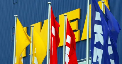 IKEA geeft korting aan zwangere vrouwen, maar ze moeten dan wel even over déze advertentie plassen...
