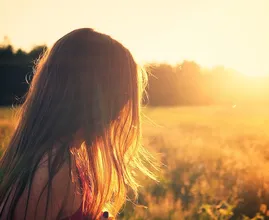 Zu viel Sonne bekommen? So erkennst und behandelst du einen Sonnenstich sofort!