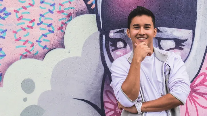 De moeder van de 22-jarige Jonathan wordt altijd aangezien voor zijn vriendin