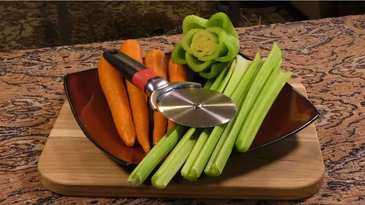 Dit briljante trucje om groenten te kunnen snijden moet je zien! Je zult verbaasd zijn hoe snel je het kan!