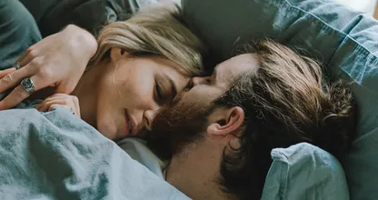 ¿Dormir juntos es mejor para tu relación?