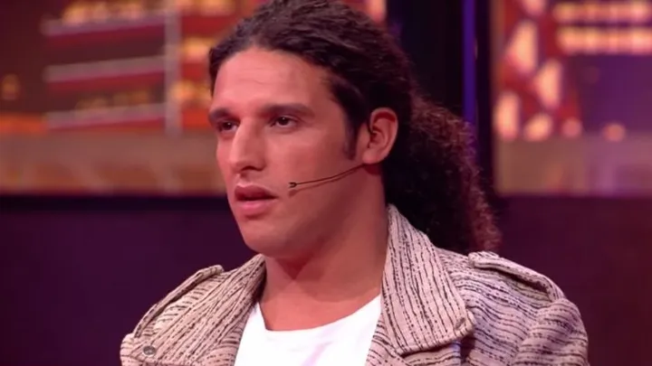 Ali B stuit op veel kritiek op foto waarop hij doucht met zoontje
