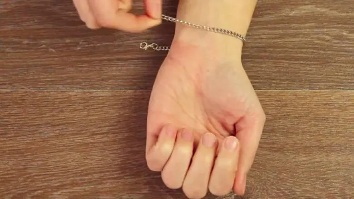 Ook altijd aan het prutsen met een armbandje? Met DEZE truc heb je 'm zo om!