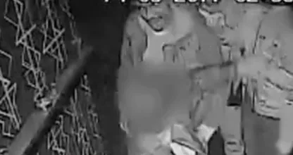 Politie is op zoek naar man die gewelddadig een glas in het gezicht van deze vrouw kapot gooit