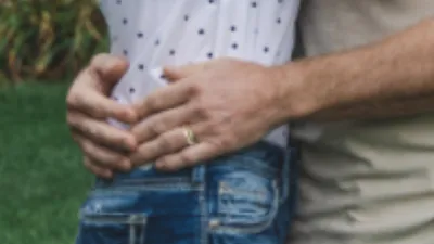 Woman discovers unpleasant surprise on family photo, immediately files for divorce