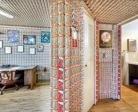 Maison de rêve : cette maison est entièrement recouverte de canettes de bière