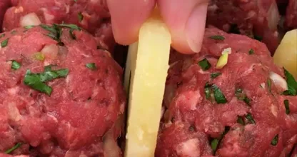 Sie legt Kartoffelscheiben zwischen Frikadellen und das Ergebnis ist einfach unglaublich!