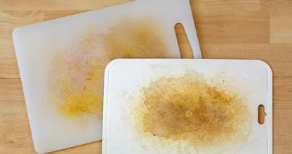 ¿Manchas persistentes en tu tabla de cortar de plástico? Mira cómo las puedes eliminar