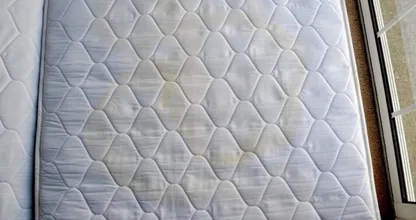 Heb je een matras dat onder de vlekken zit? Verwijder ze eenvoudig met deze 3 ingrediënten!