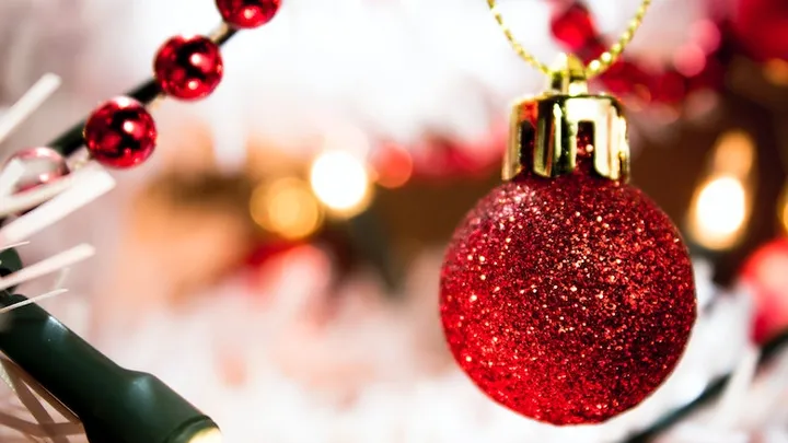 Kerstballen met glitter? Zo voorkom je dat de glitter loslaat