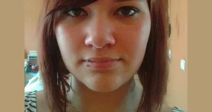 Haar zus schrijft emotioneel over haar gepeste zusje en dat wordt op Facebook gigantisch veel gedeeld.