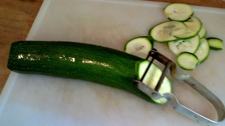 Dirty chopping board? With this trick it'll be squeaky clean again in no time!