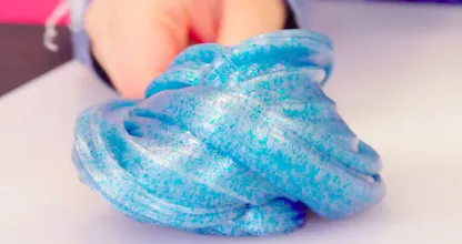 Zo maak je glitterslijm: Leuk om met kinderen te maken!