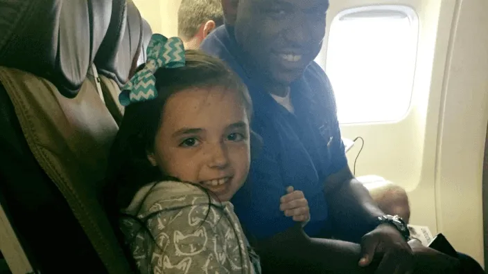 Viral van de dag: Deze steward maakt zich op geweldige wijze onsterfelijk bij dit 9-jarige meisje!
