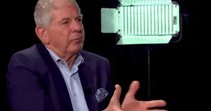 Frits Barend rijdt fietser aan in Amstelveen en blijft bij haar om haar te troosten