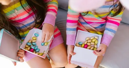 Huisarts adviseert: 'Snijd paaseitjes voor jonge kinderen in vieren'