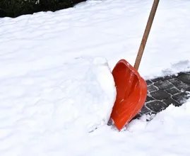 Om deze redenen kun je je stoep beter niet sneeuwvrij maken