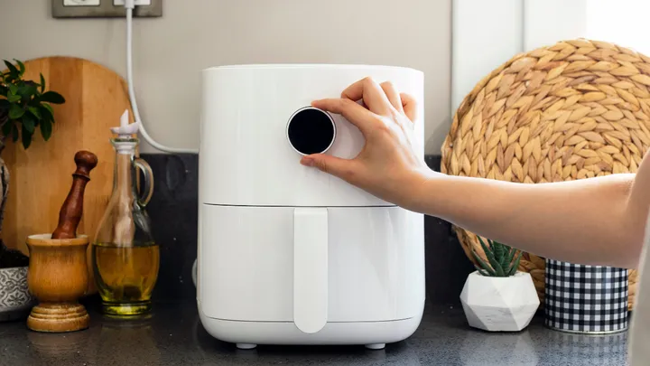 Is het veilig om aluminiumfolie in de airfryer te doen?
