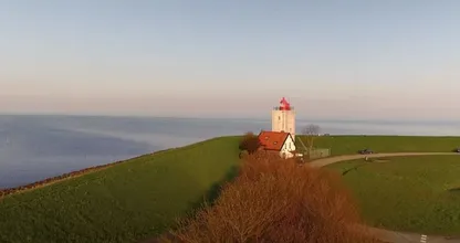 Zien: deze bijzondere woning heeft een vuurtoren in de achtertuin