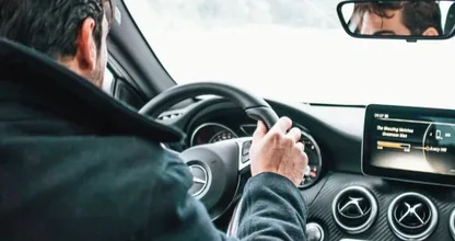 Dit is waarom je niet met een winterjas aan in de auto moet zitten