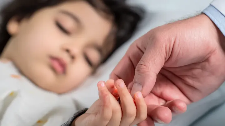 Bambino esausto ogni volta che la nonna fa da babysitter, quando il papà scopre il motivo è inorridito.