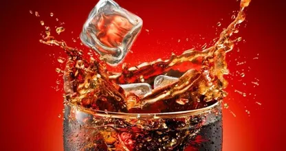 Lei versa mezzo litro di Cola nel gabinetto, quello che succede dopo è davvero bizzarro! Dovresti provarlo anche tu!