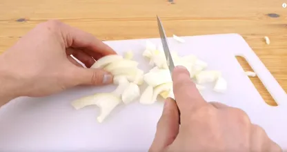 Zo snij je een ui! Dit is echt de makkelijkste manier om een uit te snijden!