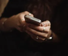 Dít is hoe vies het is om je telefoon mee naar de wc te nemen