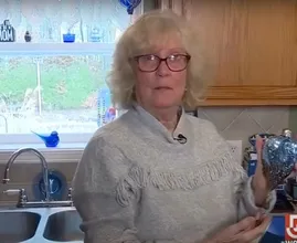 Moeder zakte van shock door haar knieën toen ze dit ornament in kringloopwinkel kocht