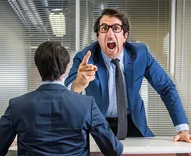 CEO wijst sollicitant in korte broek de deur, dit blijkt de fout van zijn leven