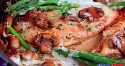 Rezept: saftiges Hühnchen mit Champignons und Spargel.