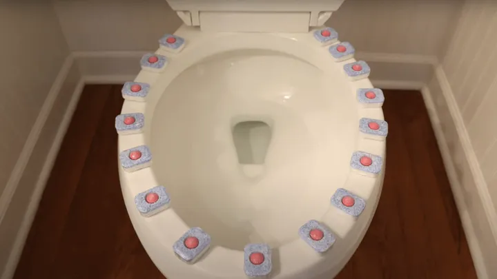 Butta una pastiglia di lavastoviglie nel water e guarda la differenza!